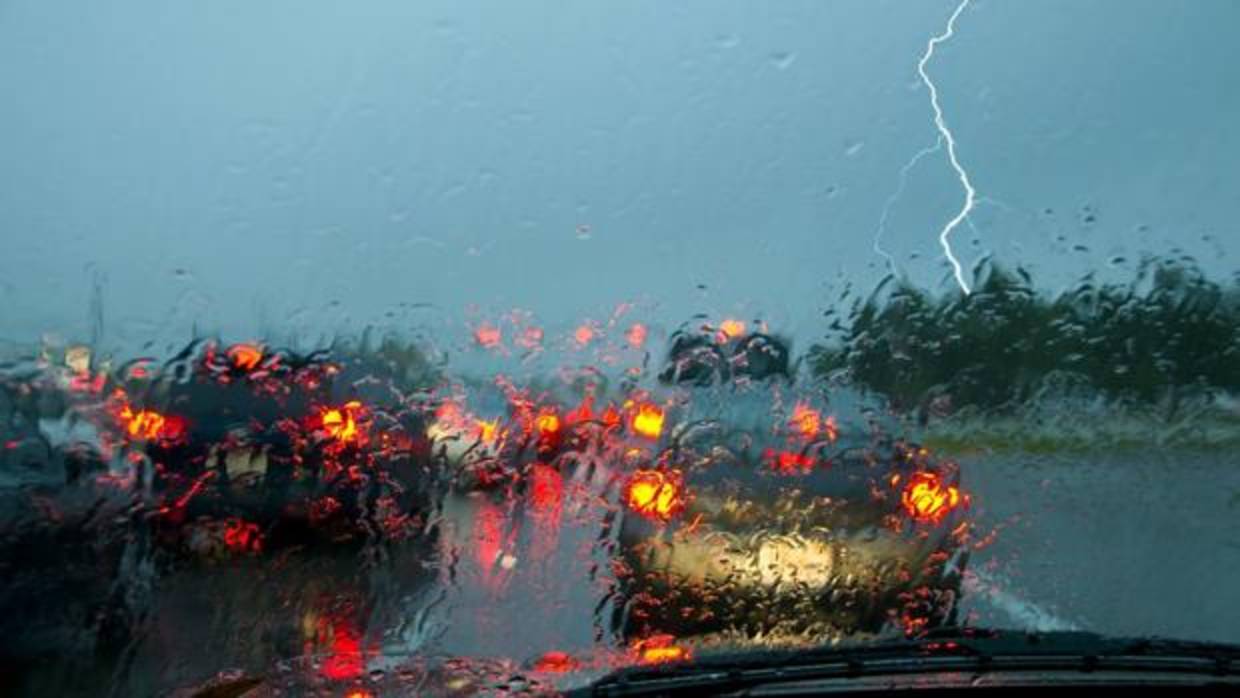 El coche es un lugar seguro en medio de una tormenta eléctrica