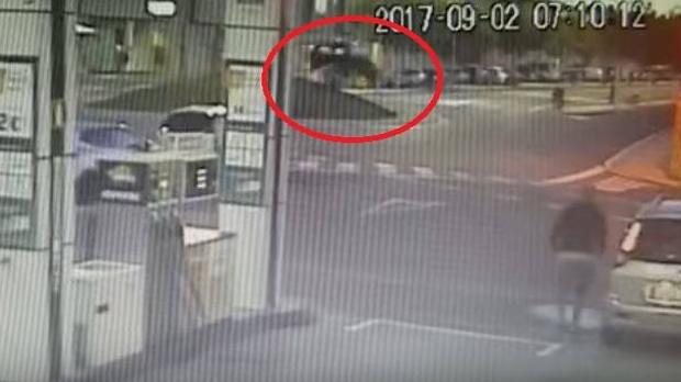 Vuela sobre una rotonda después de quedarse dormido en el coche