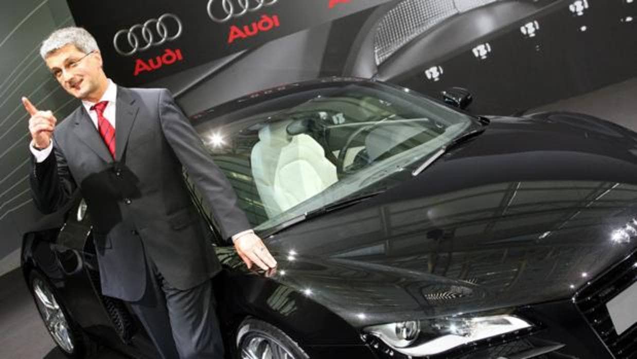 Rupert Stadler, junto a un Audi A8