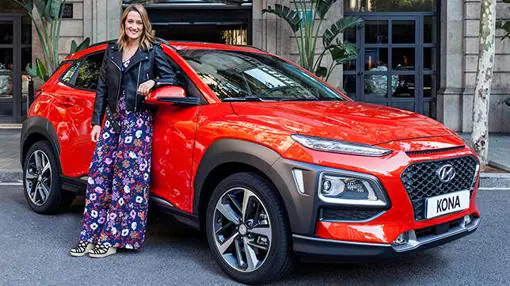 Mireia Belmonte posando con el nuevo Hyundai Kona