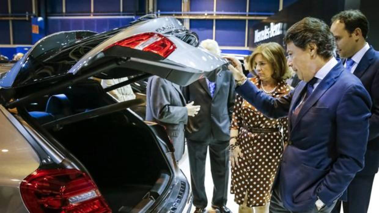 Ignacio González, examinando un vehículo en el Salón del Automóvil de 2014