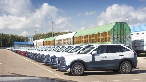 El largo viaje de tu coche, desde la fábrica hasta el concesionario en el Transiberiano