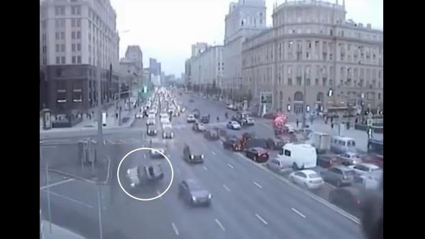 Vídeo: El accidente de tráfico más extraño e inexplicable de la Historia