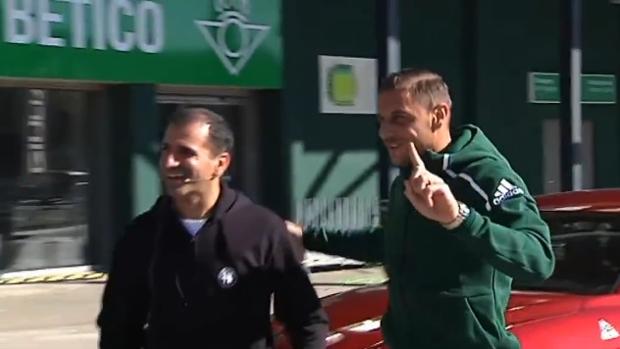 Alfa Romeo entrega a los jugadores del Betis sus coches oficiales para este año