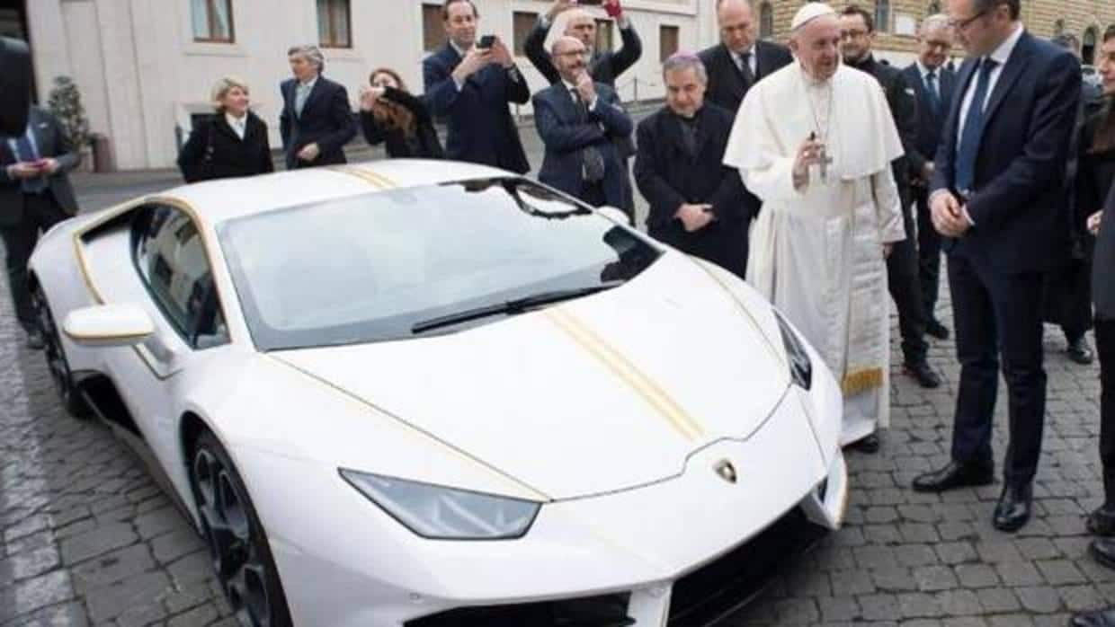 El Papa bendijo ayer en el Vaticano el coche regalado por Lamborghini, que se subastará con fines solidarios
