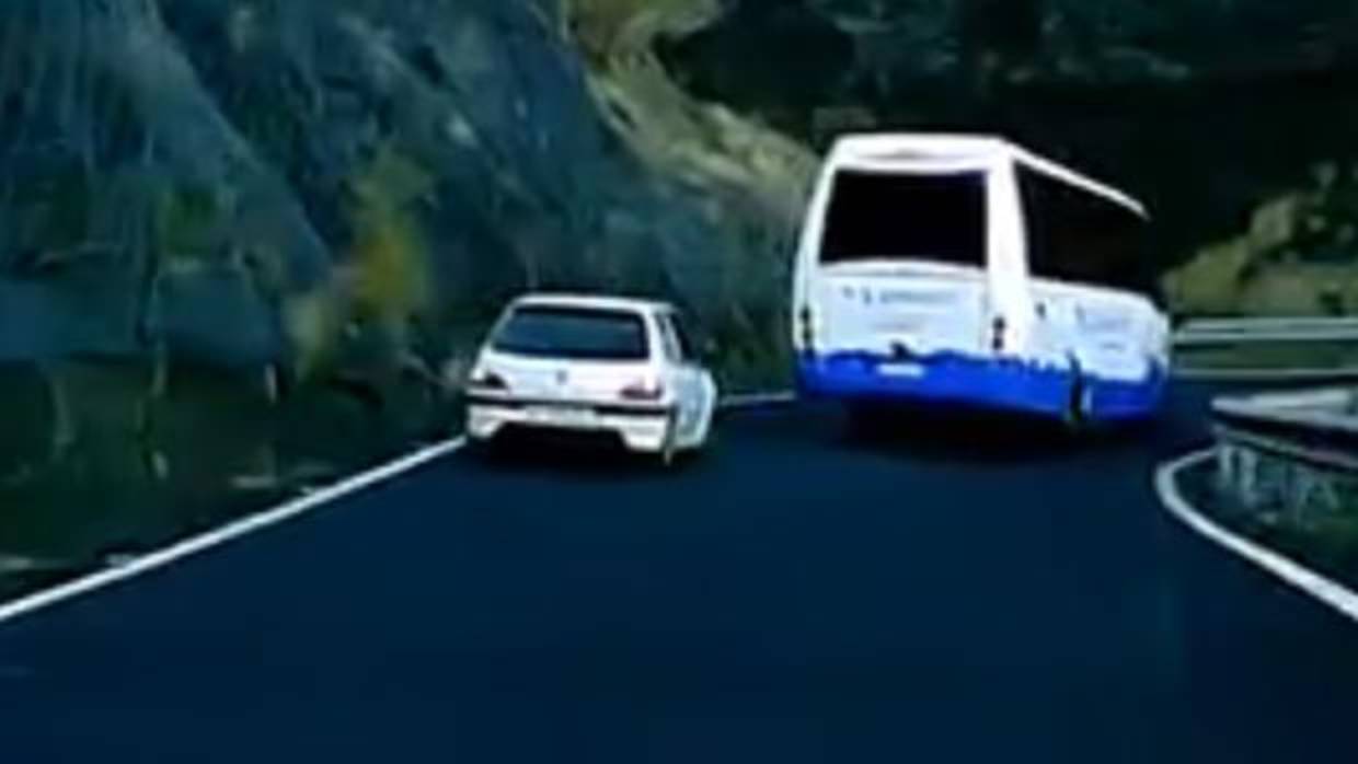El conductor de un Peugeot 106 puso en peligro a una guagua que transportaba 20 niños