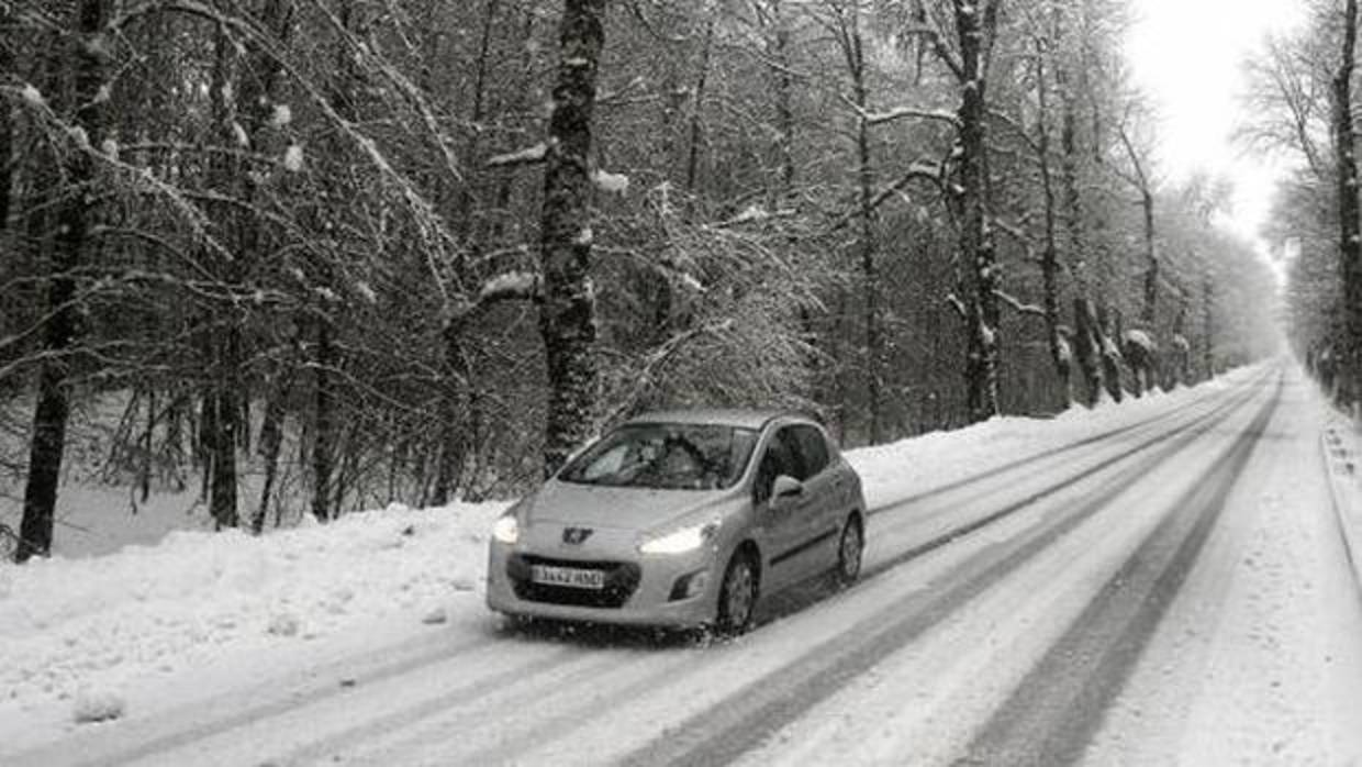 Conducción invernal: todo lo que debes saber para viajar seguro con lluvia, viento o nieve