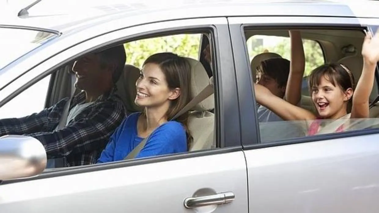 Consejos «diez» para que viajar en coche con niños sea más cómodo y seguro