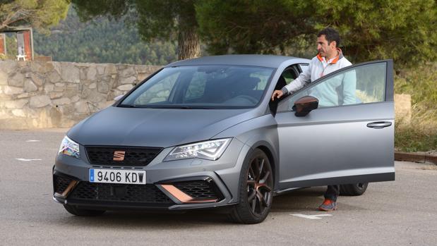 El piloto Jordi Gené exprime el León Cupra R, el Seat más potente de la historia