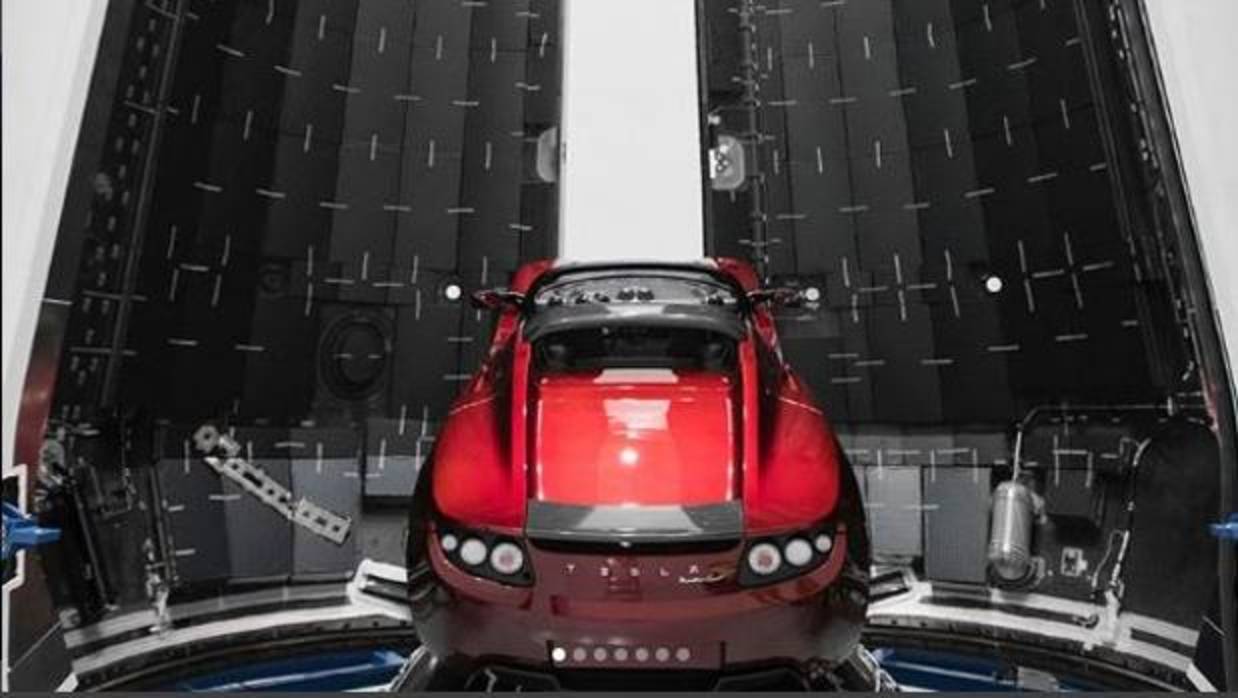 El Roadster de Musk, ya instalado en el interior de un Falcon Heavy de Space X