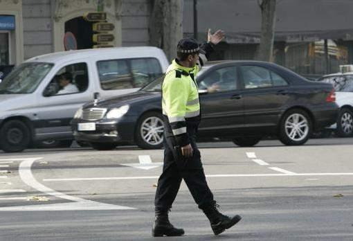 Un agente de Movilidad dirige el tráfico en Madrid