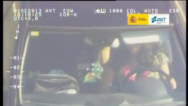 Una conductora es pillada dando el biberón mientras conduce