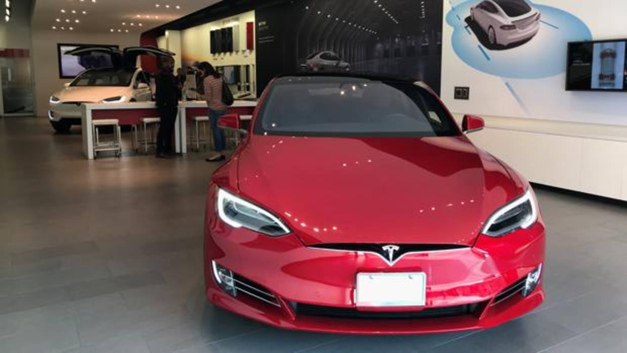 Un Model S en un centro de exposiciones de Santa Mónica