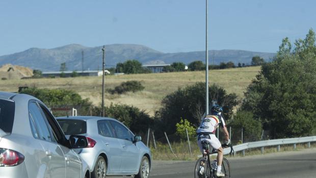 Cómo adelantar correctamente a un ciclista