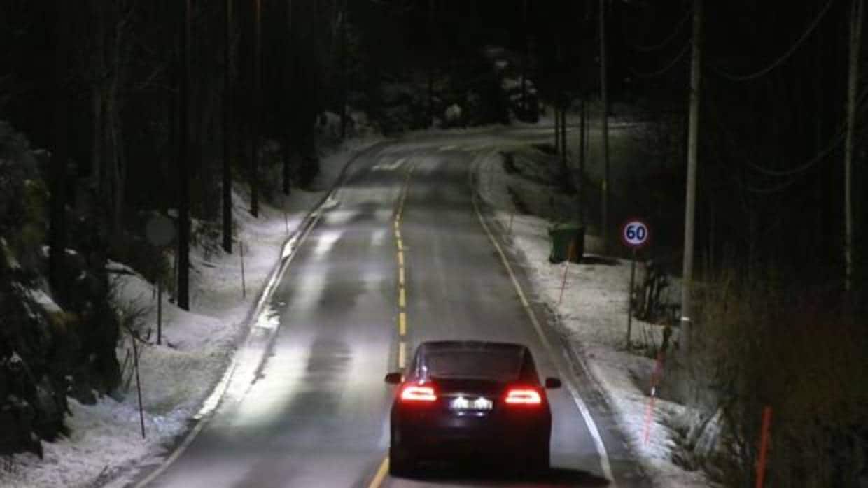 Noruega prueba farolas inteligentes que se encienden al paso de los vehículos