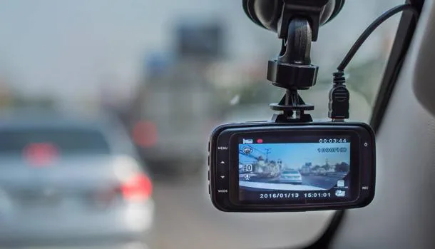 ¿Es legal llevar una cámara de vídeo grabando en el coche?