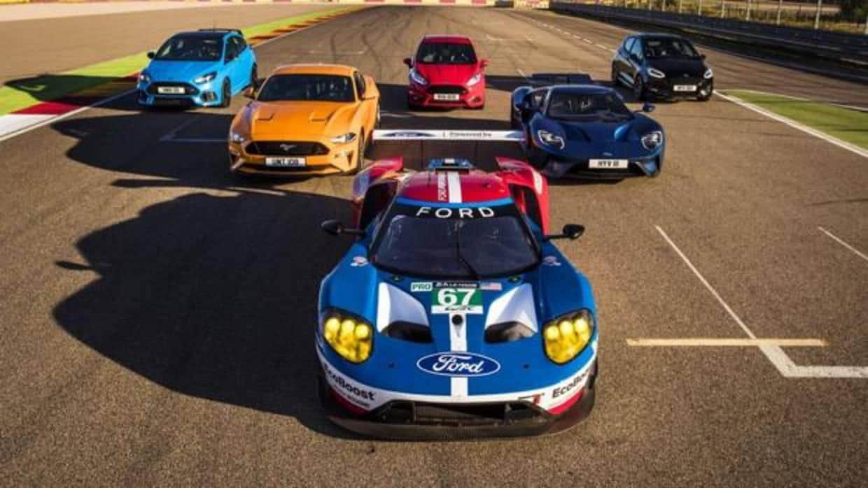 Pilotos del equipo Ford GT ponen al límite en un circuito ocho modelos Ford Performance