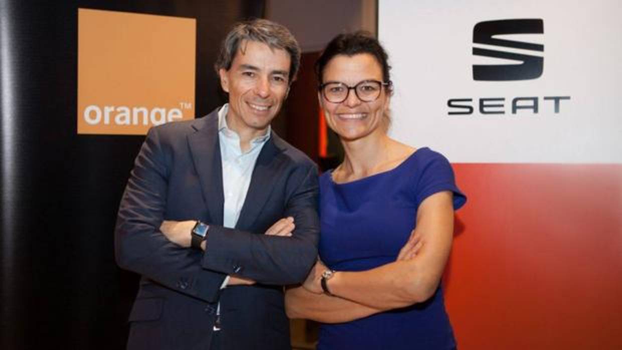 Luis Santos, Director de Innovación y nuevos servicios digitales de Orange España junto a Arantxa Alonso, Responsable de Desarrollo de Negocio de SEAT