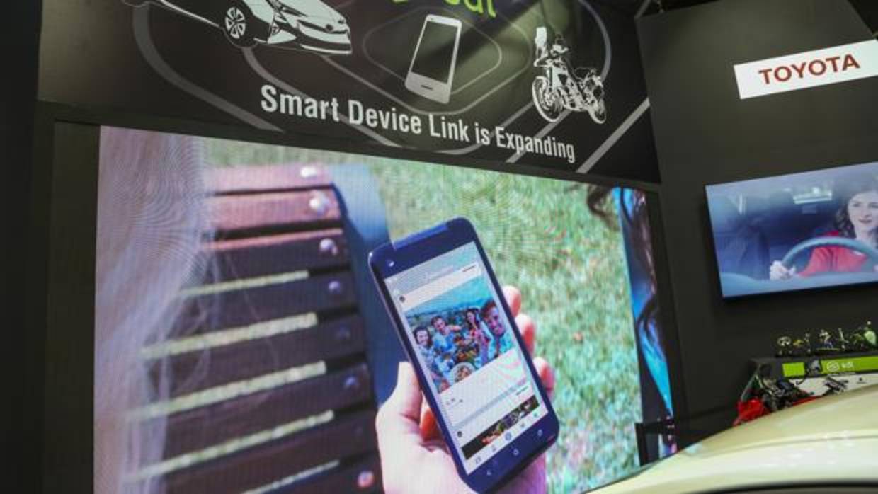 Toyota, Ford, Mazda y PSA muestran SmartDeviceLink, su alternativa a Apple y Google