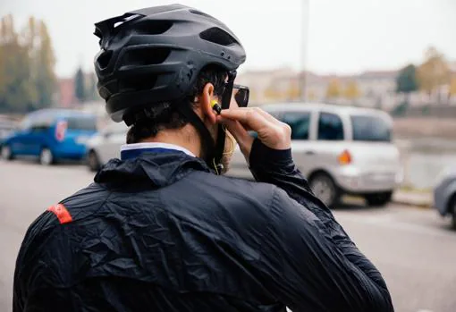 Desde conducir con la música alta hasta usar cascos en la bici: multas «desconocidas» que pueden costar hasta 2.400€