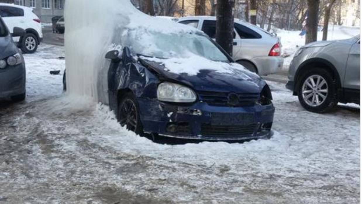 Cuidado con dónde aparcas en Rusia… tu coche puede quedar destruido de formas inimaginables