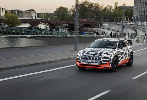 El coche eléctrico cada vez más viable: 500 km de autonomía y carga en 30 minutos