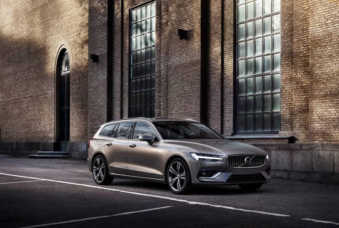 Nuova Volvo V60 2024 Aurie Carissa