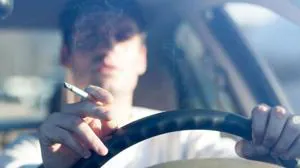 Cómo quitar el olor a tabaco del coche