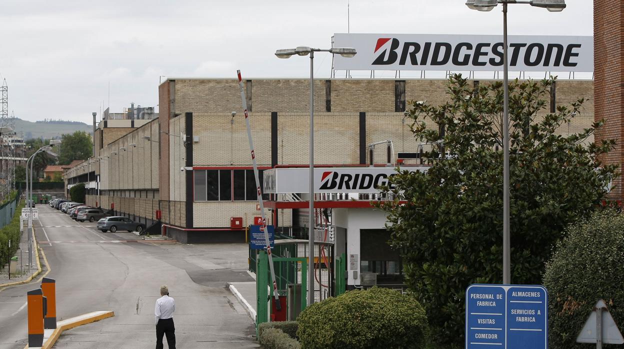 Entrada de la factoría de Bridgestone en Puente San Miguel