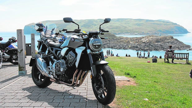 De ruta con la Honda CB 1000 R: un viaje a la esencia de las carreras