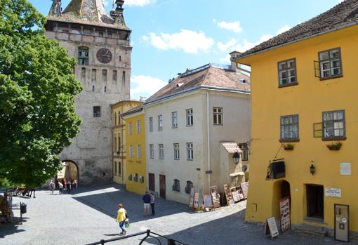 Supuesta casa natal de Vlad Dracul o Tepes (amarillo, derecha) y torre del reloj en Sighisoara