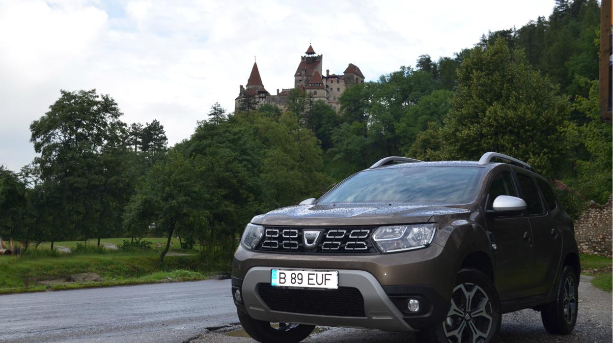 Castillo de Bran, inspiración para el escritor Bran Stoker, autor de Drácula. En primer plano, Dacia Duster 2018