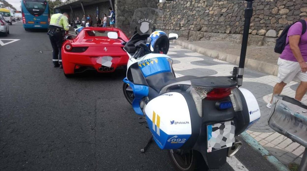 Un Ferrari viaja de Italia a España con la matrícula dibujada en un papel