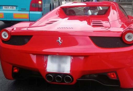 Un Ferrari viaja de Italia a España con la matrícula dibujada en un papel