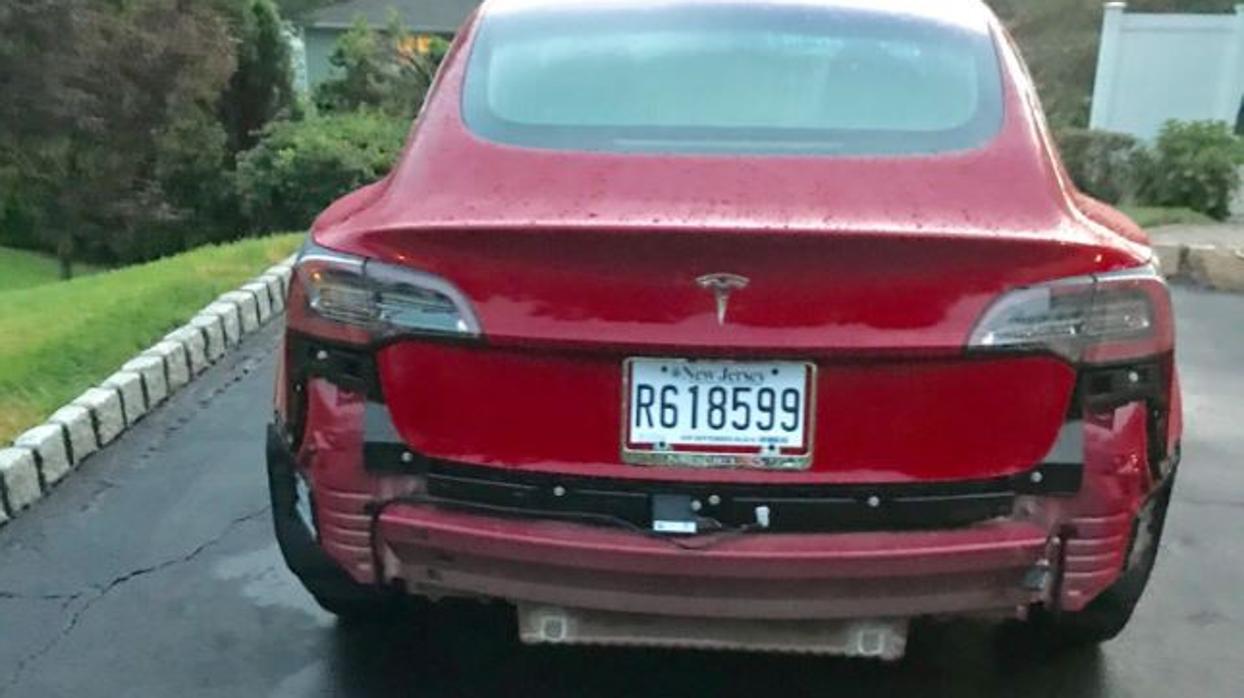 Compradores del Tesla Model 3 denuncian que el paragolpes se cae al circular con lluvia
