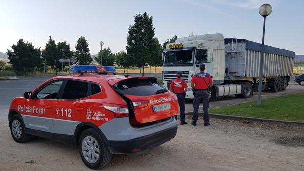 Un camionero, denunciado tras preguntar a la policía por una calle mientras fumaba marihuana