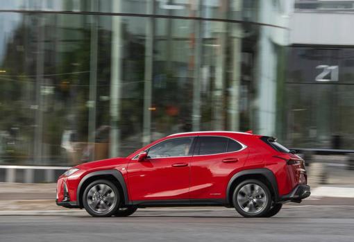 Potencia y refinamiento para el UX 250h, el nuevo «crossover» urbano de lujo de Lexus