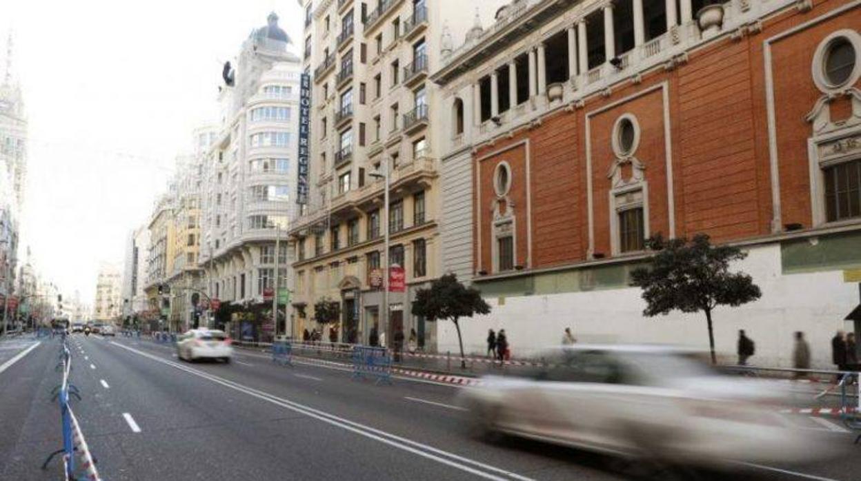 Se endurece el acceso a las ciudades para los coches y motos sin pegatina «eco» de la DGT