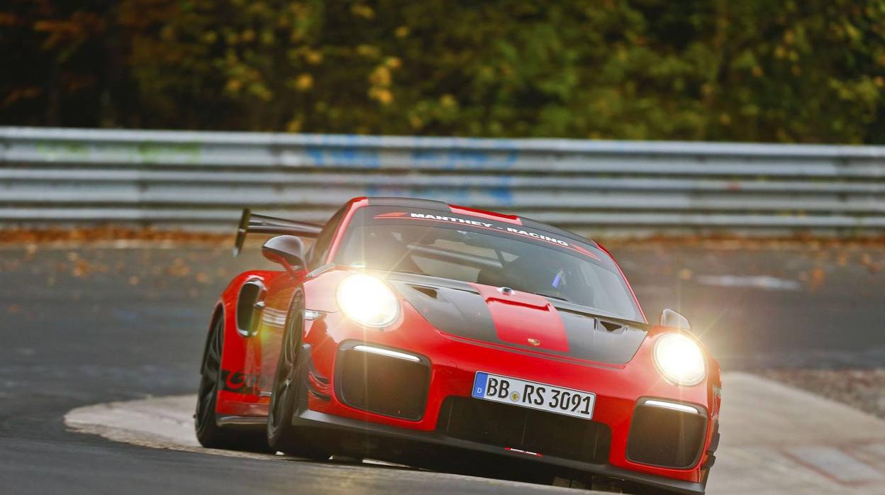 El Porsche 911 GT2 RS MR se convierte en el deportivo de carretera más rápido de Nürburgring