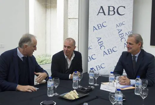 Juan José Martínez, director de comunicación de Hyundi España, jundo a José Ramón Alonso, subdirector de ABC, y el notario Miguel Mestanza