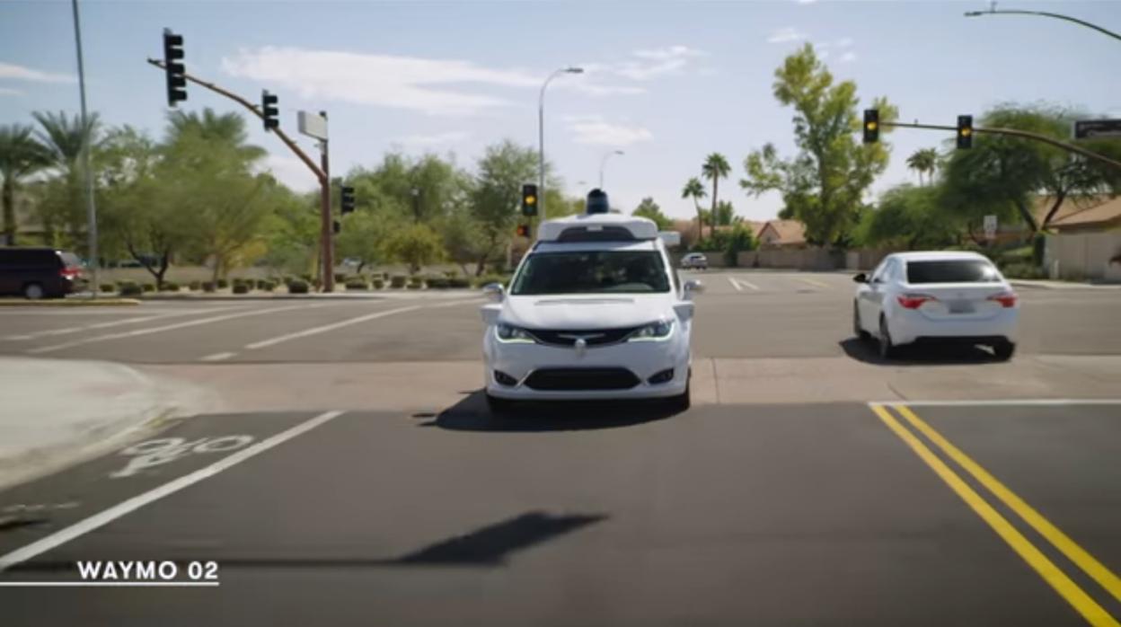 Chrysler Pacifica autónoma modificada por Waymo circula en Phoenix (Arizona)