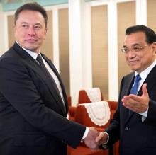 Kequiang (d), recibe a Elon Musk durante su reunión en Pekín