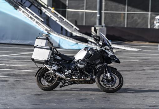 BMW presenta la primera moto que se conduce sola