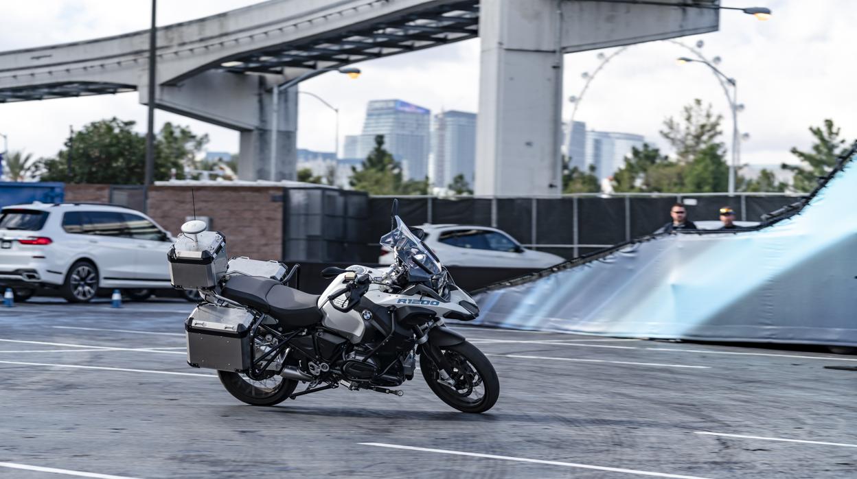 BMW presenta la primera moto que se conduce sola