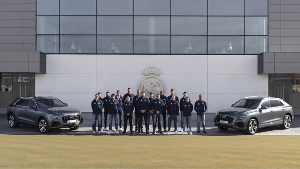 El Real Madrid de baloncesto estrena coches para 2019