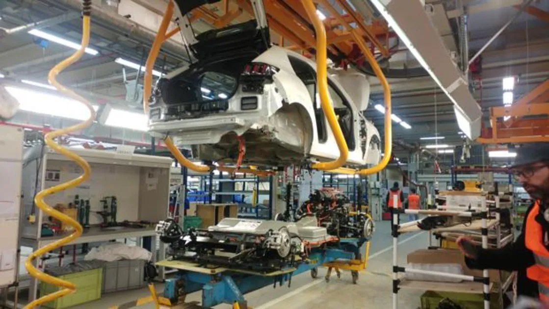 La fábrica de coches del futuro se ensaya en París antes de llegar a España