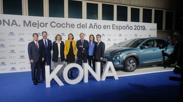 La ministra de Industria, Reyes Maroto, entrega al Hyundai Kona el Premio ABC al Mejor Coche del Año en España 2019