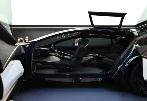Aston Martin presenta su SUV concept Lagonda All-terrain en el Salón del Automóvil de Ginebra