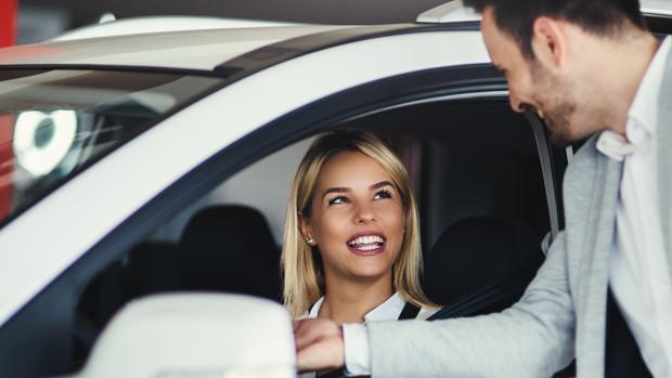 Mujer de entre 16 y 29 años, que va al trabajo en coche y con contrato temporal: perfil de mayor riesgo en carretera