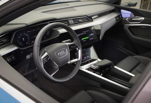 Al volante del nuevo Audi e-tron: electrizantemente divertido